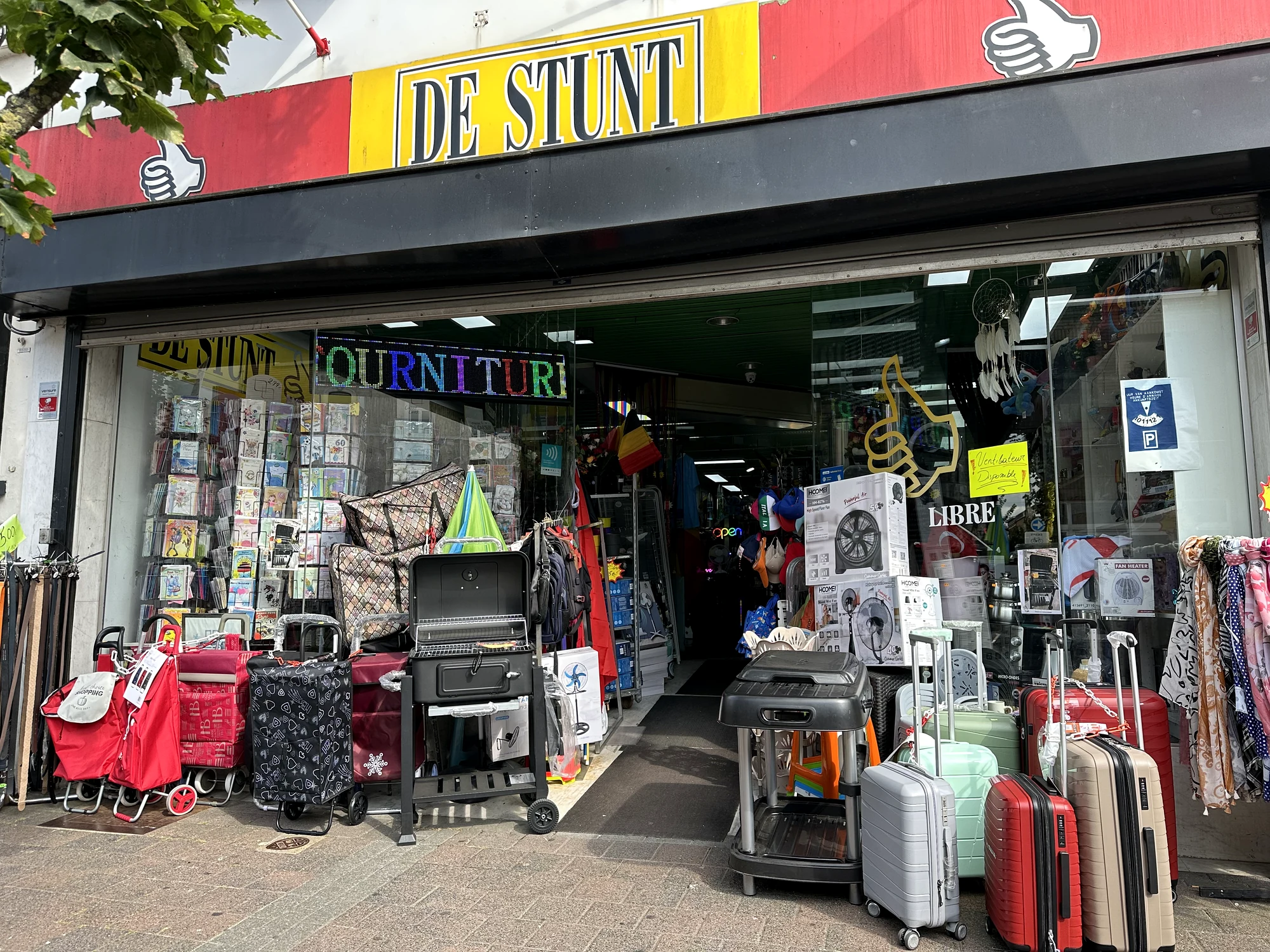 Devanture du magasin DE STUNT, rue Albert 1er 31 à La Louvière